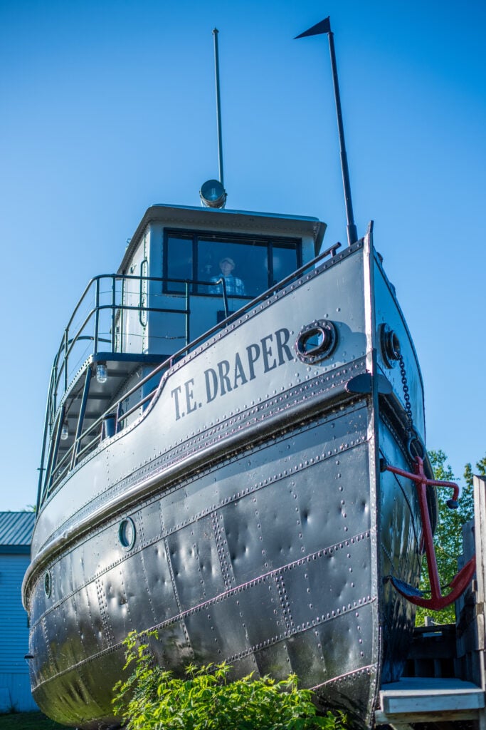 Il est possible de visiter le T.E. Draper, un ancien bateau remorqueur ayant été en fonction pendant 50 ans. Voilà une belle façon de comprendre le rôle de l'eau dans l'économie en Abitibi-Témiscamingue. 